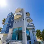 Modern With Wifi And Access By Pikhost דירה גולם